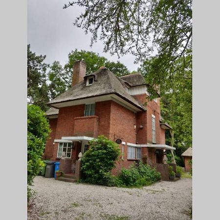 Vrijstaande rietgedekte villa nabij uitvalswegen Wassenaar Buitenkant foto