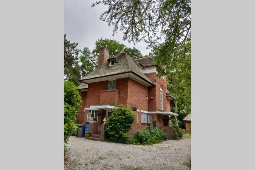 Vrijstaande rietgedekte villa nabij uitvalswegen Wassenaar Buitenkant foto