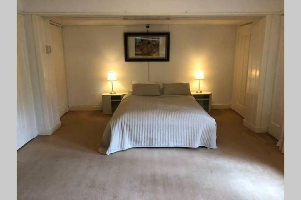 Vrijstaande rietgedekte villa nabij uitvalswegen Wassenaar Buitenkant foto