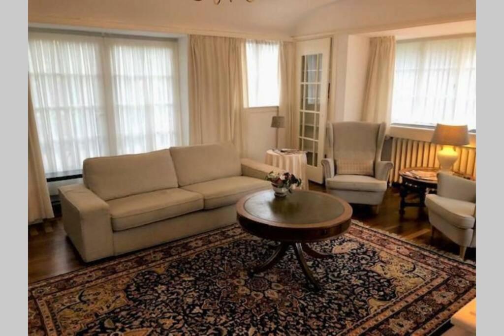 Vrijstaande rietgedekte villa nabij uitvalswegen Wassenaar Buitenkant foto