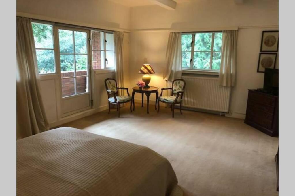 Vrijstaande rietgedekte villa nabij uitvalswegen Wassenaar Buitenkant foto