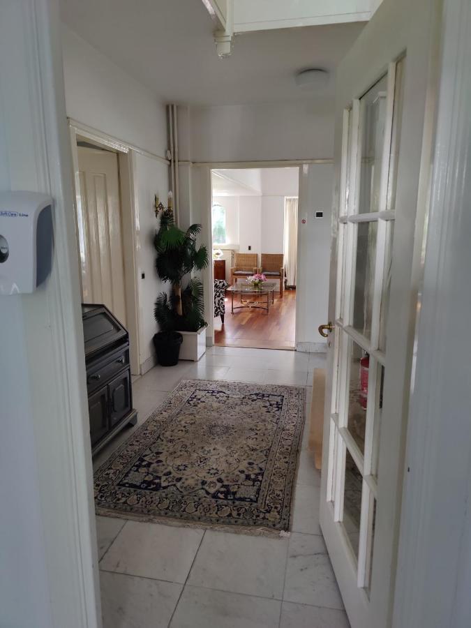 Vrijstaande rietgedekte villa nabij uitvalswegen Wassenaar Buitenkant foto