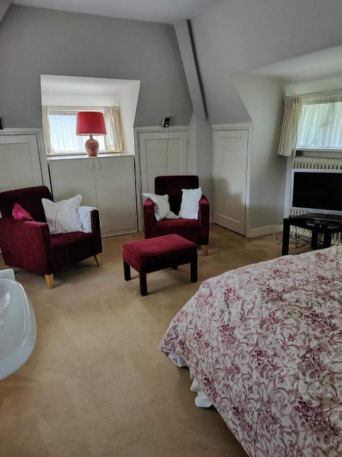 Vrijstaande rietgedekte villa nabij uitvalswegen Wassenaar Buitenkant foto
