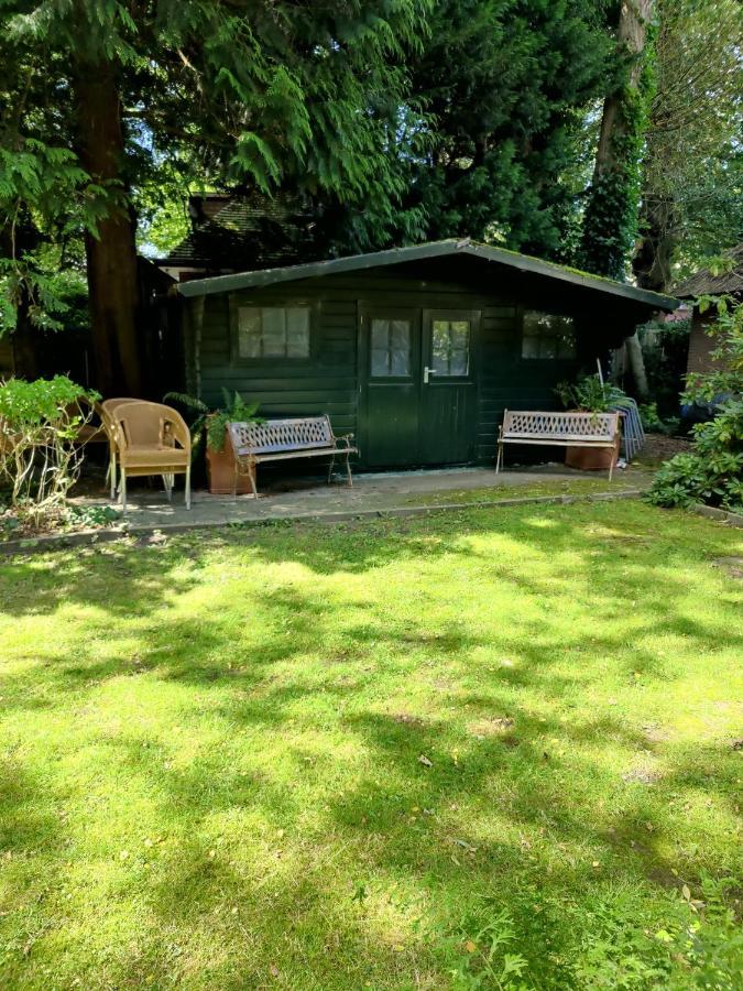 Vrijstaande rietgedekte villa nabij uitvalswegen Wassenaar Buitenkant foto