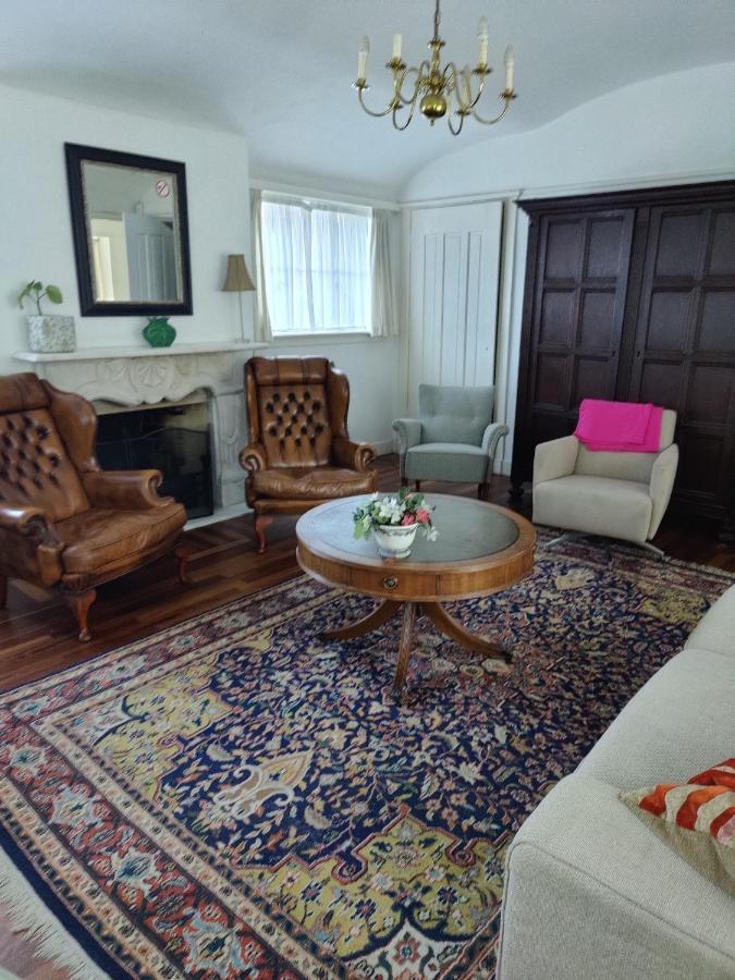Vrijstaande rietgedekte villa nabij uitvalswegen Wassenaar Buitenkant foto