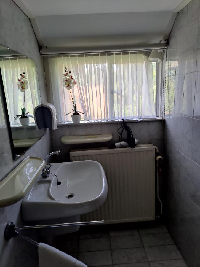 Vrijstaande rietgedekte villa nabij uitvalswegen Wassenaar Buitenkant foto