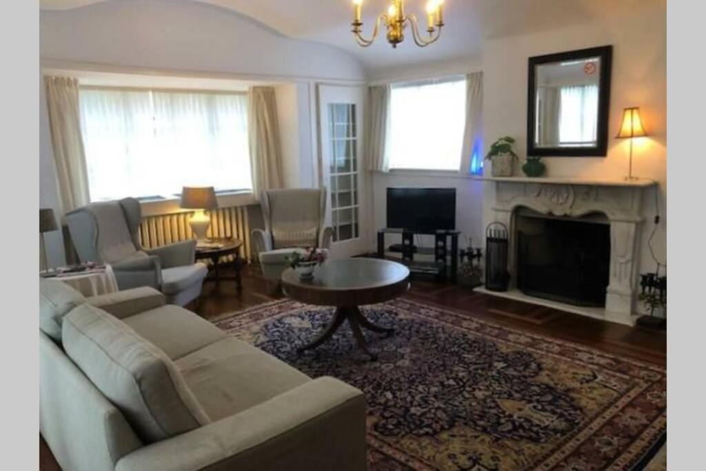 Vrijstaande rietgedekte villa nabij uitvalswegen Wassenaar Buitenkant foto