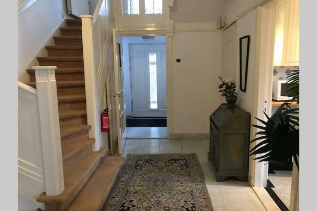 Vrijstaande rietgedekte villa nabij uitvalswegen Wassenaar Buitenkant foto