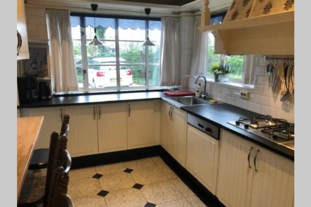 Vrijstaande rietgedekte villa nabij uitvalswegen Wassenaar Buitenkant foto