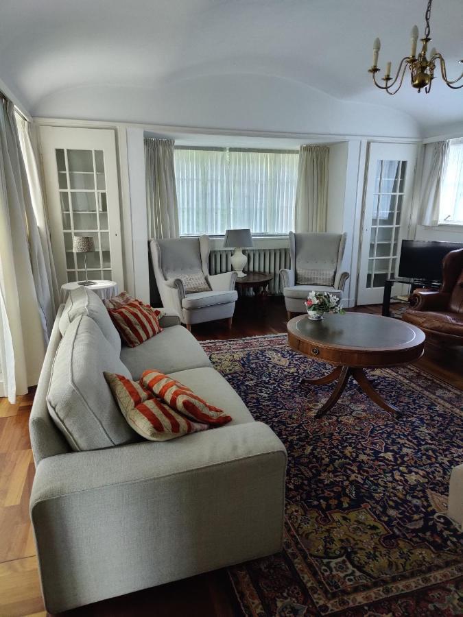 Vrijstaande rietgedekte villa nabij uitvalswegen Wassenaar Buitenkant foto