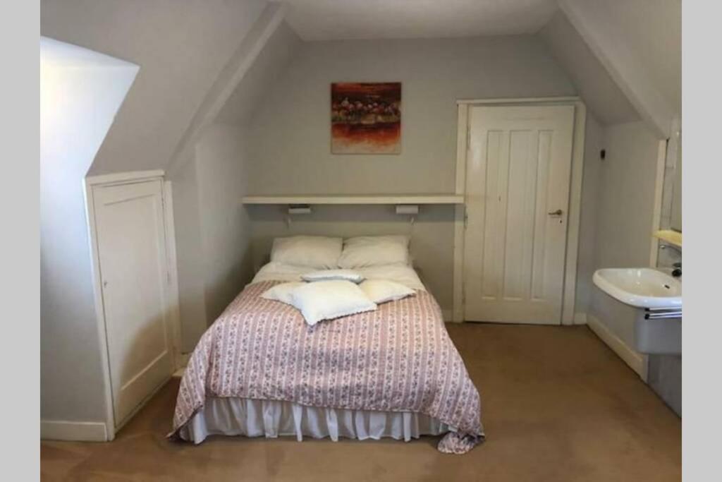 Vrijstaande rietgedekte villa nabij uitvalswegen Wassenaar Buitenkant foto