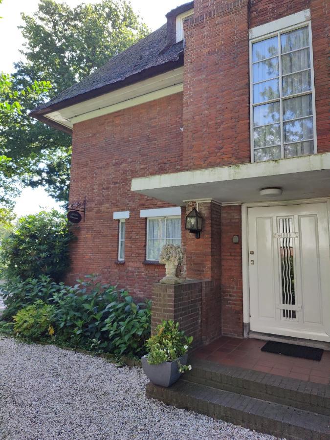 Vrijstaande rietgedekte villa nabij uitvalswegen Wassenaar Buitenkant foto