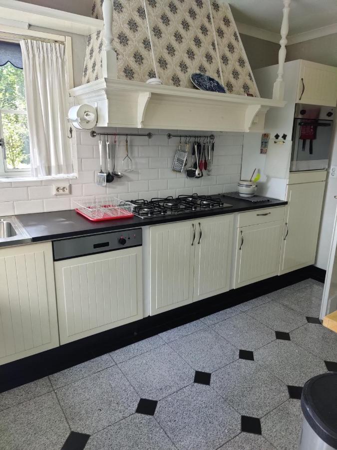 Vrijstaande rietgedekte villa nabij uitvalswegen Wassenaar Buitenkant foto